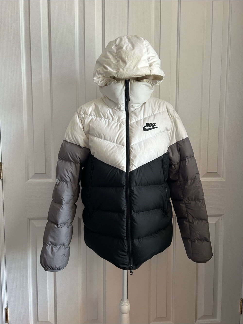 Nike Men Hooded Colorblock Puffer Jacket, White, Black and Gray, size Medium